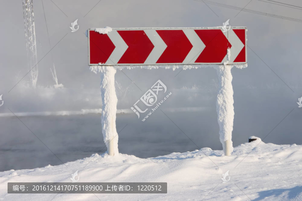 凍結(jié)和雪在水上霧背景指導(dǎo)路標(biāo)