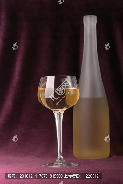 一個(gè)紅葡萄酒顏色優(yōu)雅的棉絨材料背景格拉斯瓶白葡萄酒