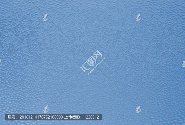 粗糙的藍色金屬表面上的透明水滴或凝結水