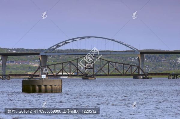 德盧斯蘇必利爾湖跨湖大橋