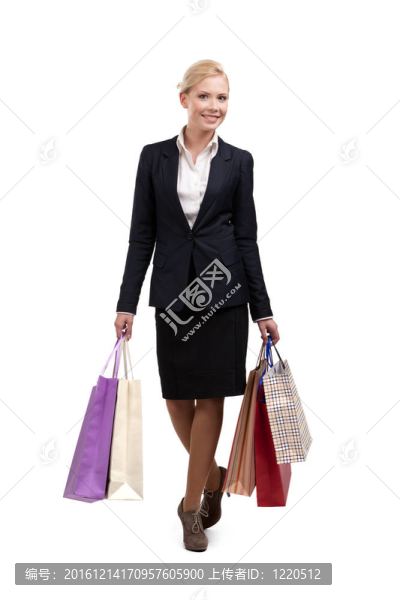 年輕的商業(yè)婦女在黑色西裝持有購物袋；全長(zhǎng)