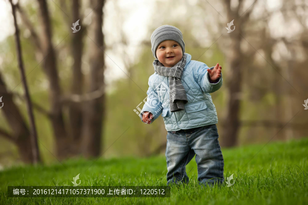 可愛的小男孩在春天公園