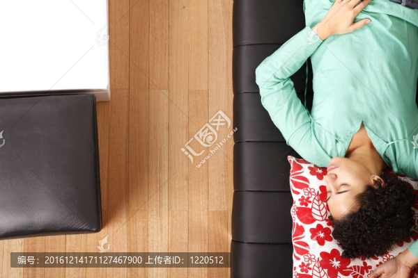 榮巴西女人睡在沙發(fā)上