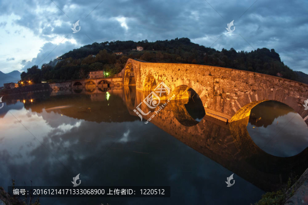 在盧卡魔鬼晚上橋；意大利