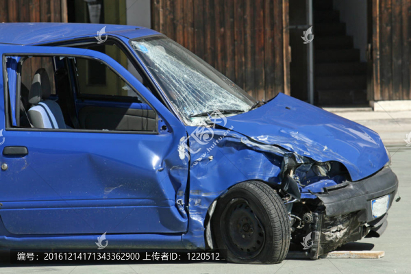 汽車在交通事故中被毀
