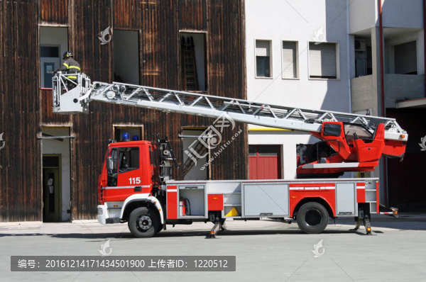 救援任務(wù)中消防車云梯車
