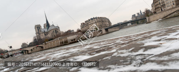 巴黎圣母院上的雪與碼頭