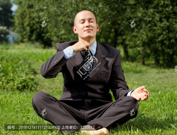 商人沉思戶外