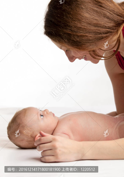 年輕的白人婦女和她兩個月大的兒子
