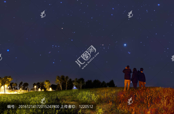 用望遠(yuǎn)鏡看星星
