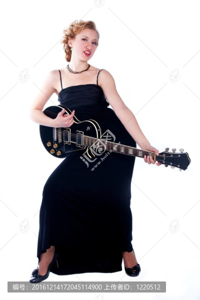 一個(gè)女人打electricguitar工作室孤立的白色背景
