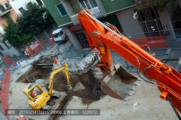 在城市的街道上，挖掘機(jī)