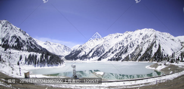 山上的湖
