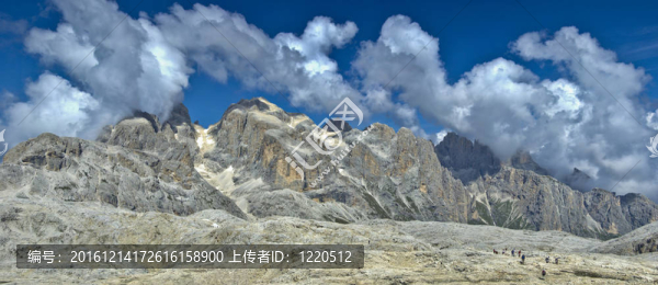 蒼白的圣馬蒂諾高地；Dolomites