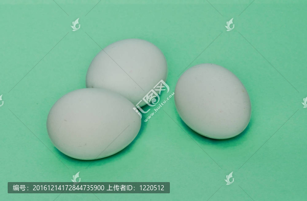 綠色背景下的三個雞蛋