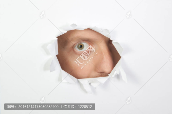 從紙上的洞里偷偷看了一眼。
