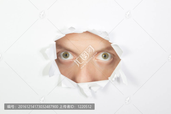 在紙上的洞里可怕的景象。