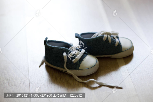 木地板上的一雙藍(lán)色鞋子