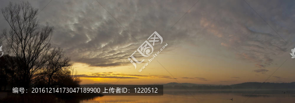在瓦雷澤湖的日出
