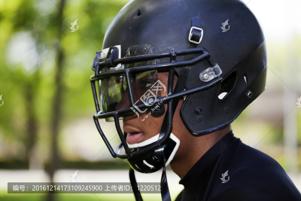 足球頭盔中的Young,Black,Man