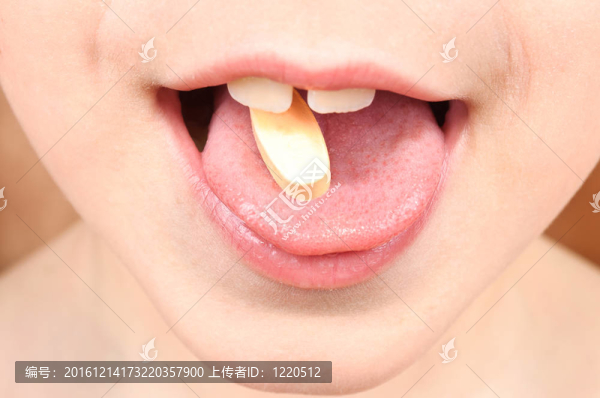 孩子把藥丸放進(jìn)嘴里