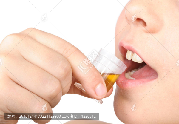 孩子把藥丸放進嘴里