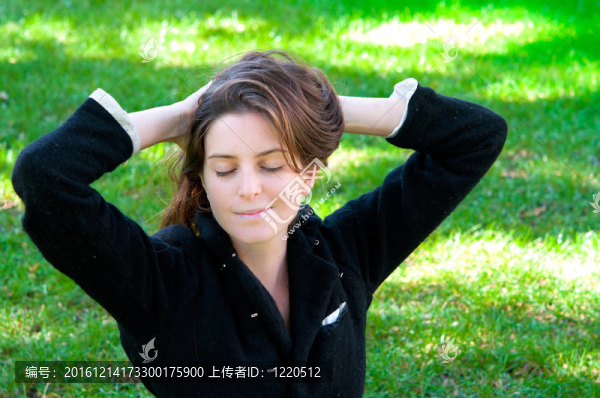 迷人的女人戶外肖像