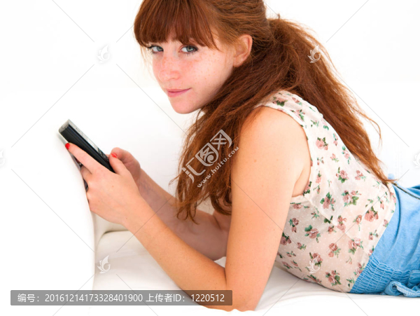 女人在白色沙發(fā)上打電話