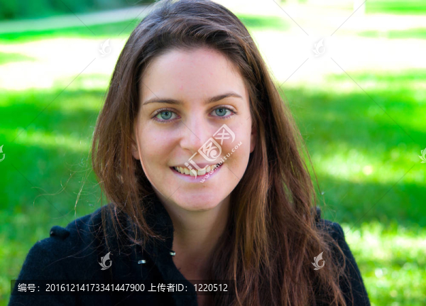 迷人的女人戶外肖像