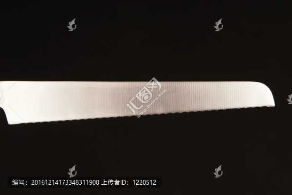 面包刀刀片-黑色背景