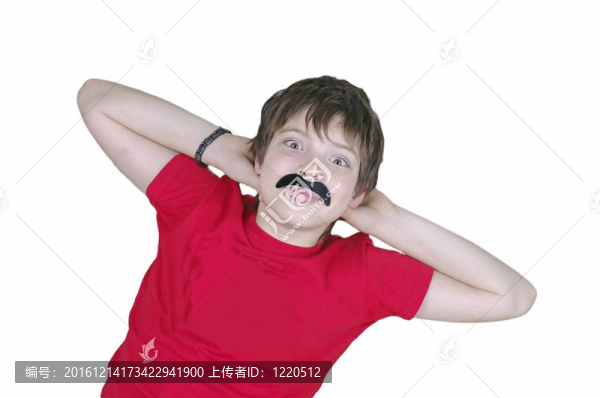 男孩躺