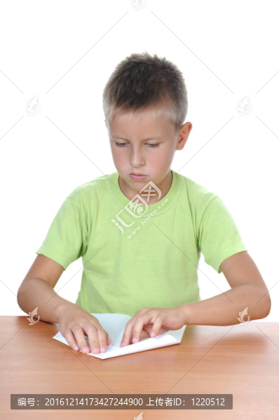桌子后面的男孩