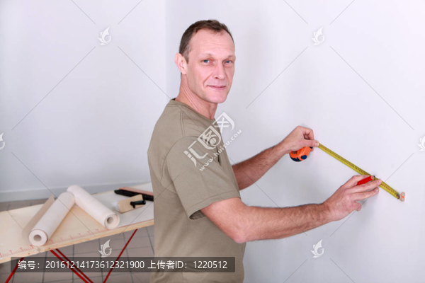 測量墻的人