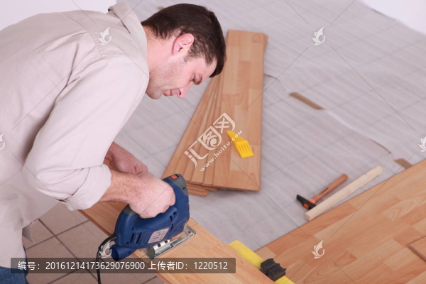 一個(gè)人鋸的肖像