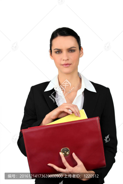 聰明女人拿著文件拿出一個紅色公文包