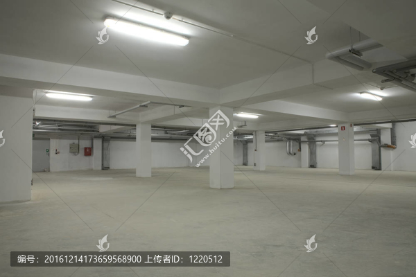 地下空的停車場