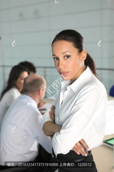 嚴(yán)肅的職業(yè)女性與同事坐在一起