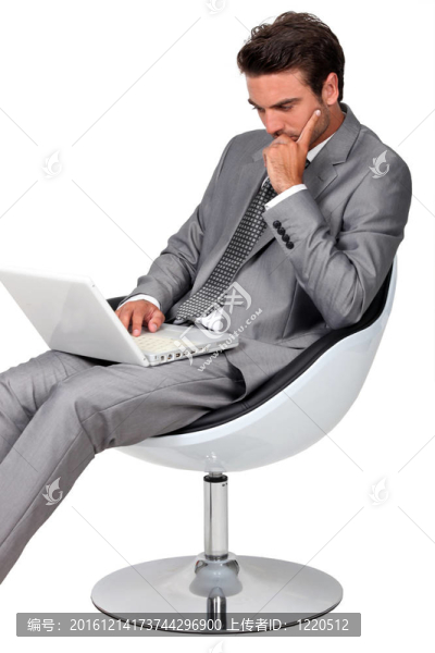 聰明的商人使用筆記本電腦