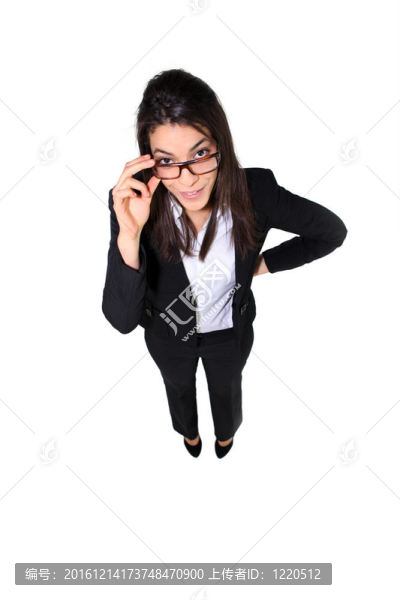 一個(gè)商人拿著她的眼鏡長(zhǎng)鏡頭