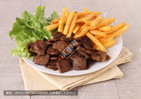 烤肉串和炸薯條