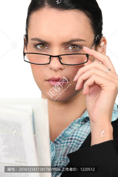 戴眼鏡的婦女在看報(bào)紙