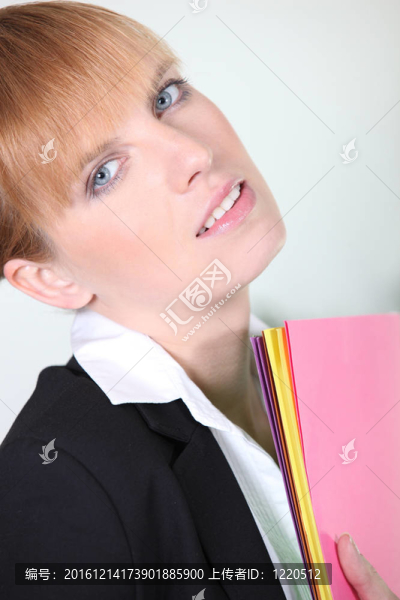 沉思的女商人攜帶的文件夾