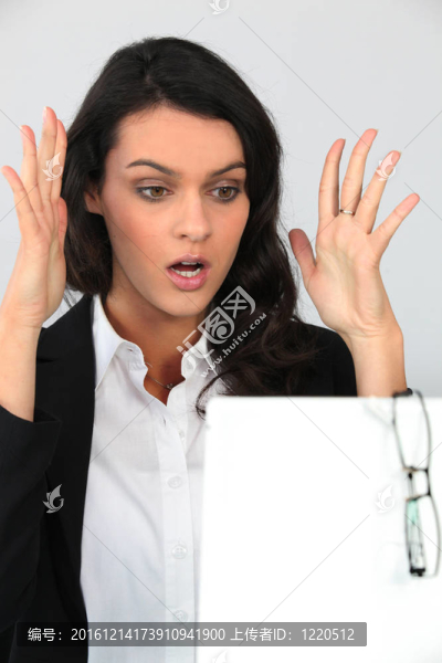 女人拿著她的手在一塊板上留下震驚的留言