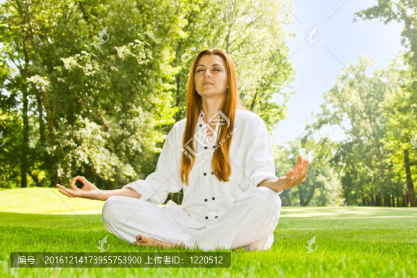 練瑜伽的年輕女子