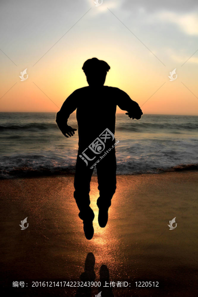 年輕男性成人在海灘上跳