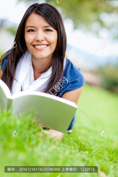 在公園讀書(shū)的女人