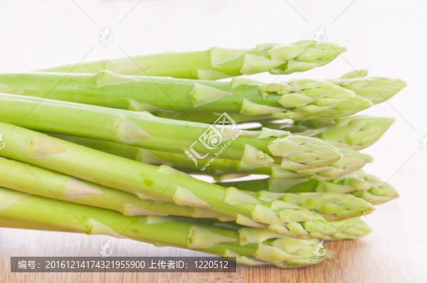 木質(zhì)背景蘆筍束