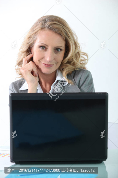 女商人在筆記本電腦
