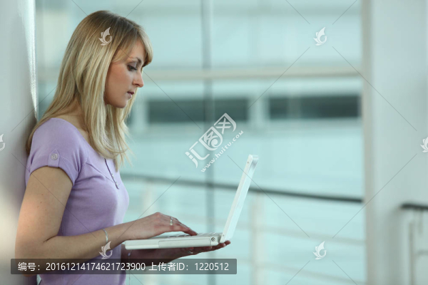 勤奮的女人使用筆記本電腦