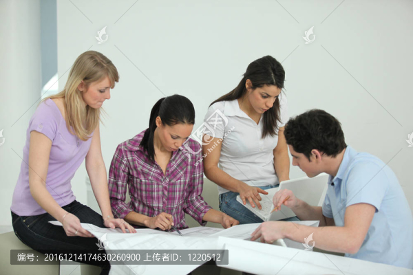 小組討論圖紙